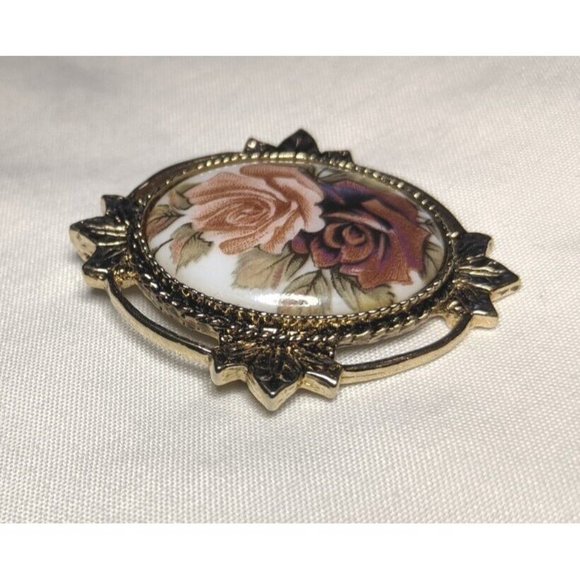 Vintage 1977 Stunning Sarah Coventry Rose Marie Brooch Pendant Framed Roses - Picture 3 of 6